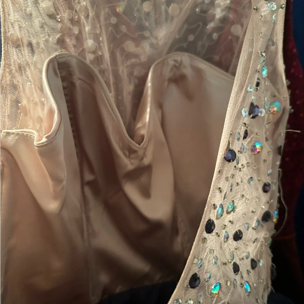 Elegant Sleeveless Dress with Embellished Bodice - Picture 7 of 7